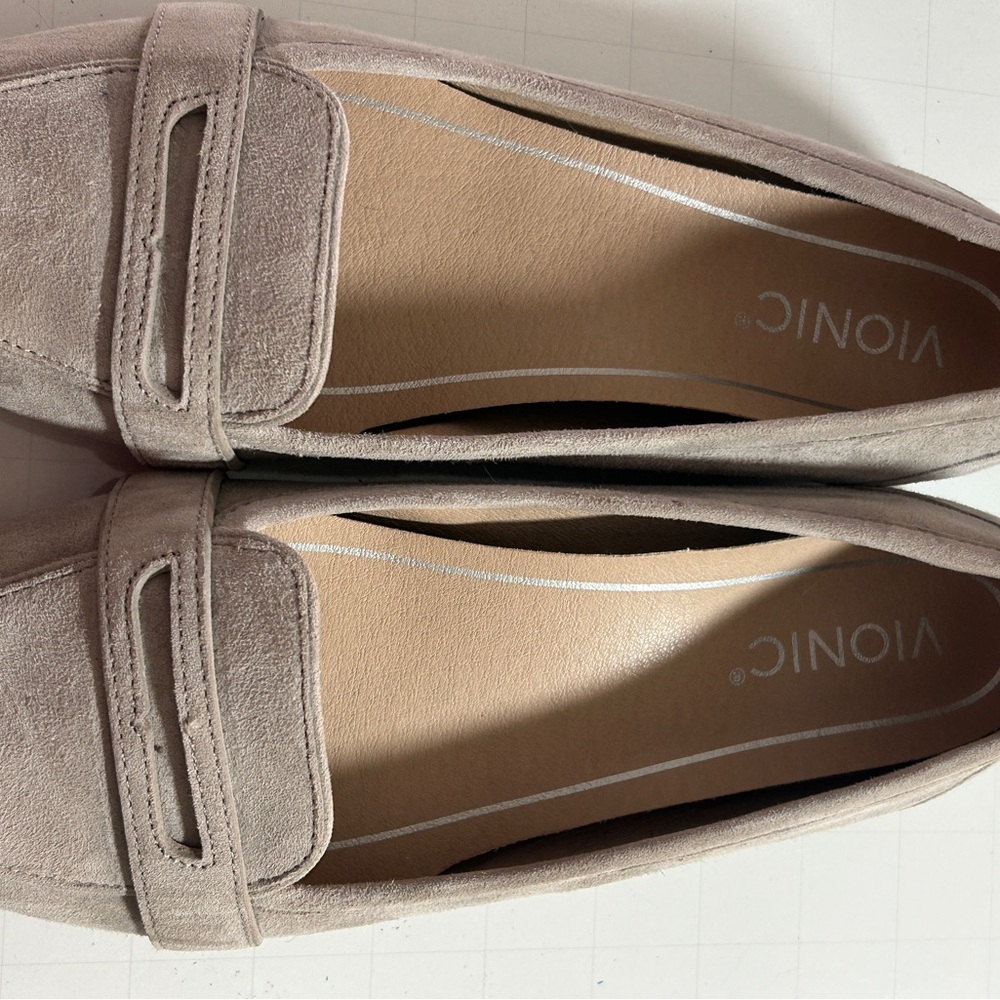 Vionic Women's light grey loafers